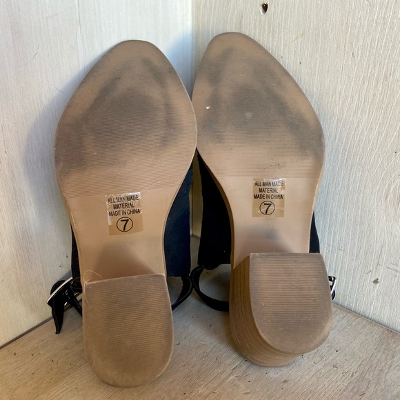 Black perforated stacked heel buckle bootie shoes - Picture 2 of 7